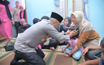 Kapolda Jawa Barat Melayat Ke Rumah Duka Aipda Anumerta Cecep