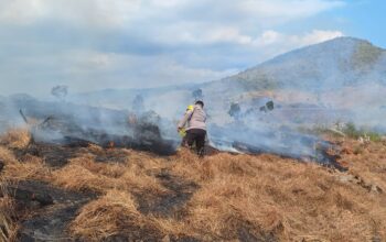 Anggota polsek kempo bersama aparat desa melakukan pemadaman titik api di lahan sori dumu desa tolokalo