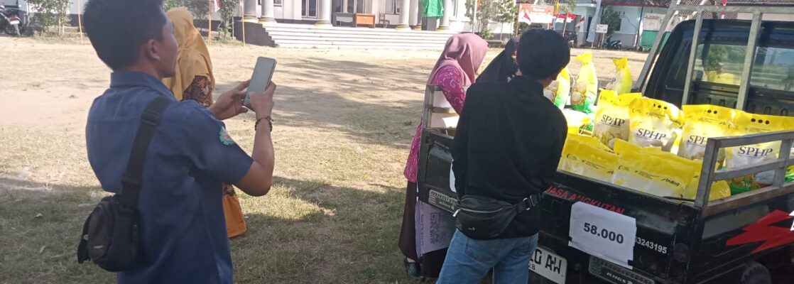 Beras Murah Bulog di Sekotong Stabilkan Harga, Warga Antusias