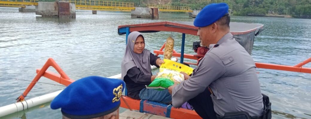 Polri Peduli, Polres Lombok Barat Gelar Gerakan Pangan Murah di Pesisir Lembar