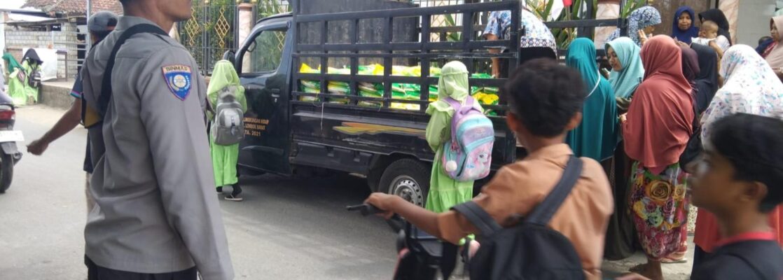 Polsek Batulayar Salurkan 2 Ton Beras Murah, Warga Antusias Sambut
