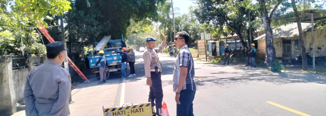 Polsek Lembar Amankan Pemangkasan Pohon di Dusun Batu Samban
