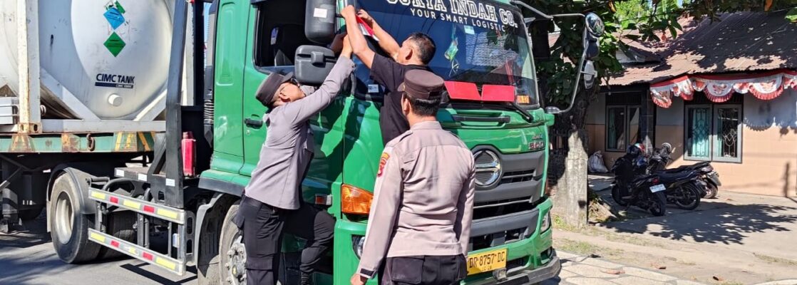 Polsek Pelabuhan Lembar Bagikan Bendera Merah Putih kepada Sopir Truk Sambut HUT RI ke-80