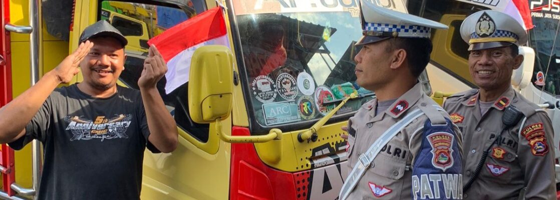 Tugu Tank Gerung Jadi Titik Patriotisme: Polantas Bagikan Bendera Merah Putih
