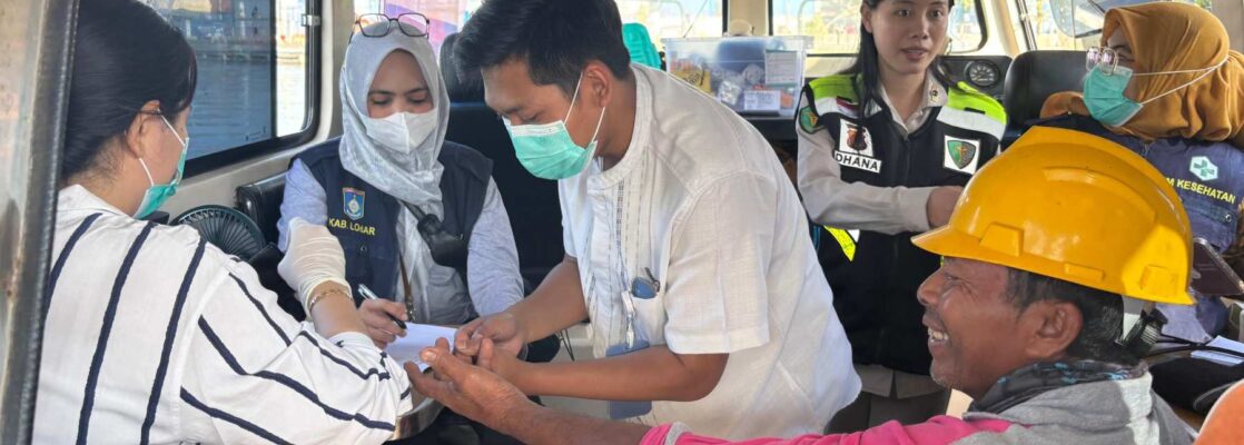 Kapal Patroli Polairud Jadi Klinik & Perpustakaan Terapung di Lembar