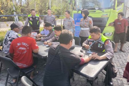 Polres Lombok Barat Gelar Bakti Kesehatan Gratis di Pelabuhan Gilimas Lembar