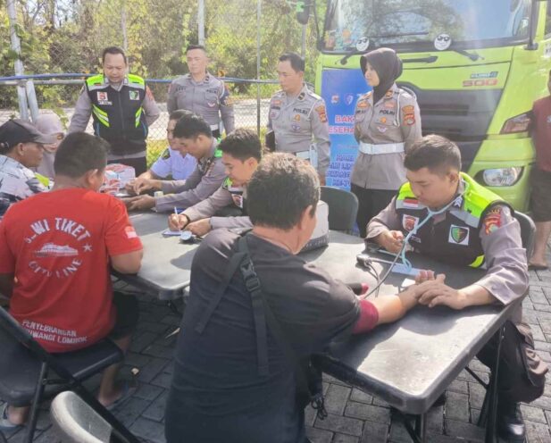 Polres Lombok Barat Gelar Bakti Kesehatan Gratis di Pelabuhan Gilimas Lembar