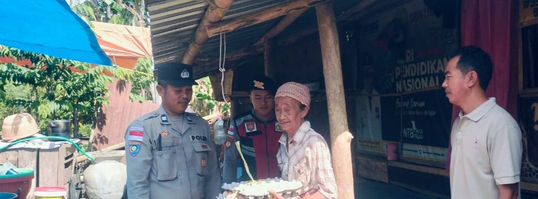 Hadir untuk Warga, Polsek Sekotong Bagikan Bantuan Nutrisi di Dusun Bertong Barat