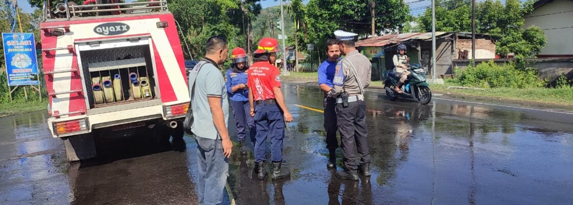 Aksi Sigap Polsek Gerung Tangani Solar Tumpah di Jalan Utama Lombok Barat