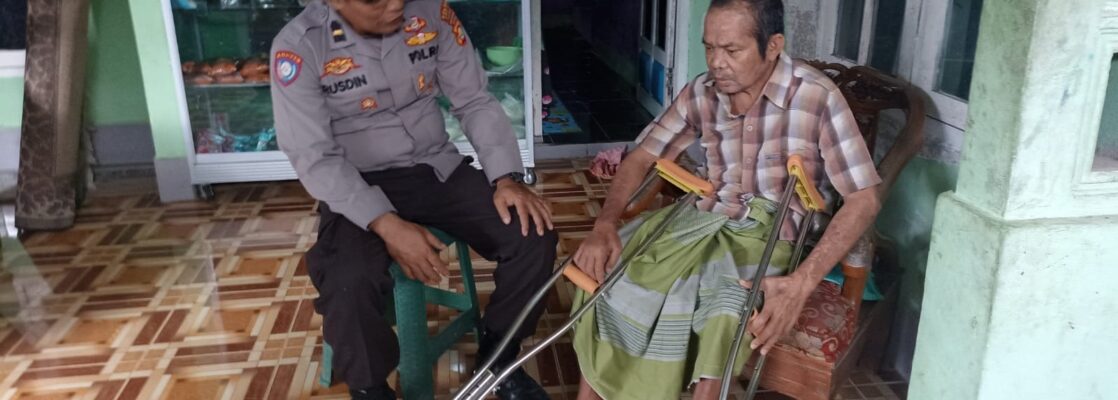 Polri Hadir untuk Masyarakat: Bantuan Tongkat Disalurkan di Desa Lembar Selatan, Lombok Barat