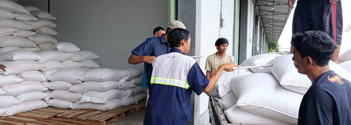 Bulog Mataram Serap 3,4 Ton Jagung Petani Gerung dengan Pengawalan Polisi