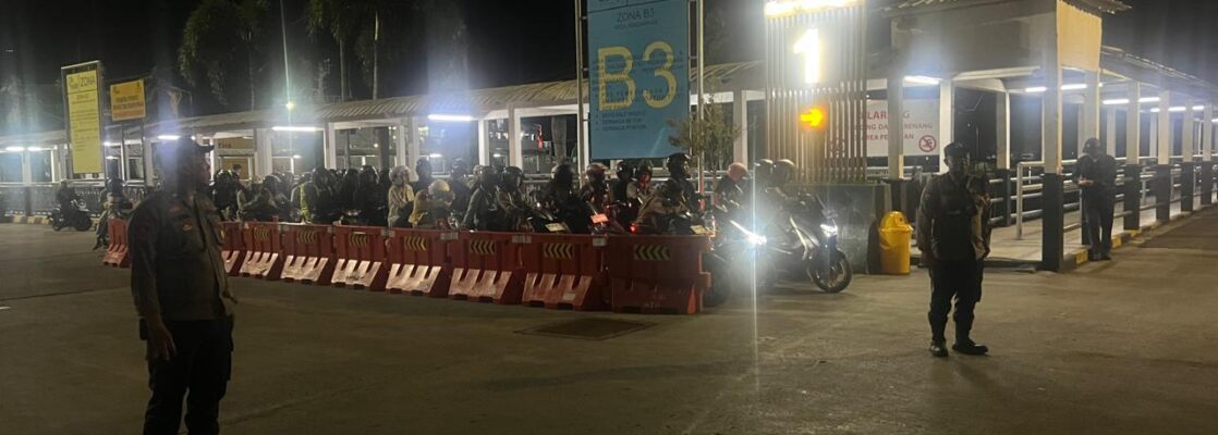 KMP Muryati Berlayar Aman, Polsek Lembar Kawal Ketat Proses Pemuatan Kendaraan dan Penumpang