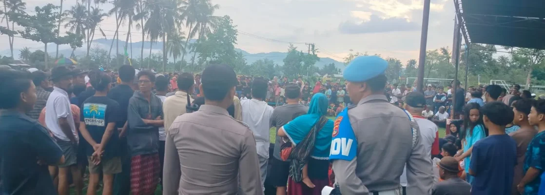 Sinergi Polri dan Warga Sukseskan Peresean HUT Desa Kuripan Timur